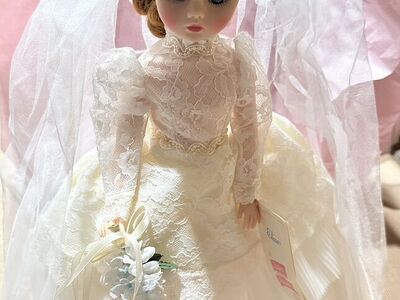 Collector Madam Alexander 24 Doll
