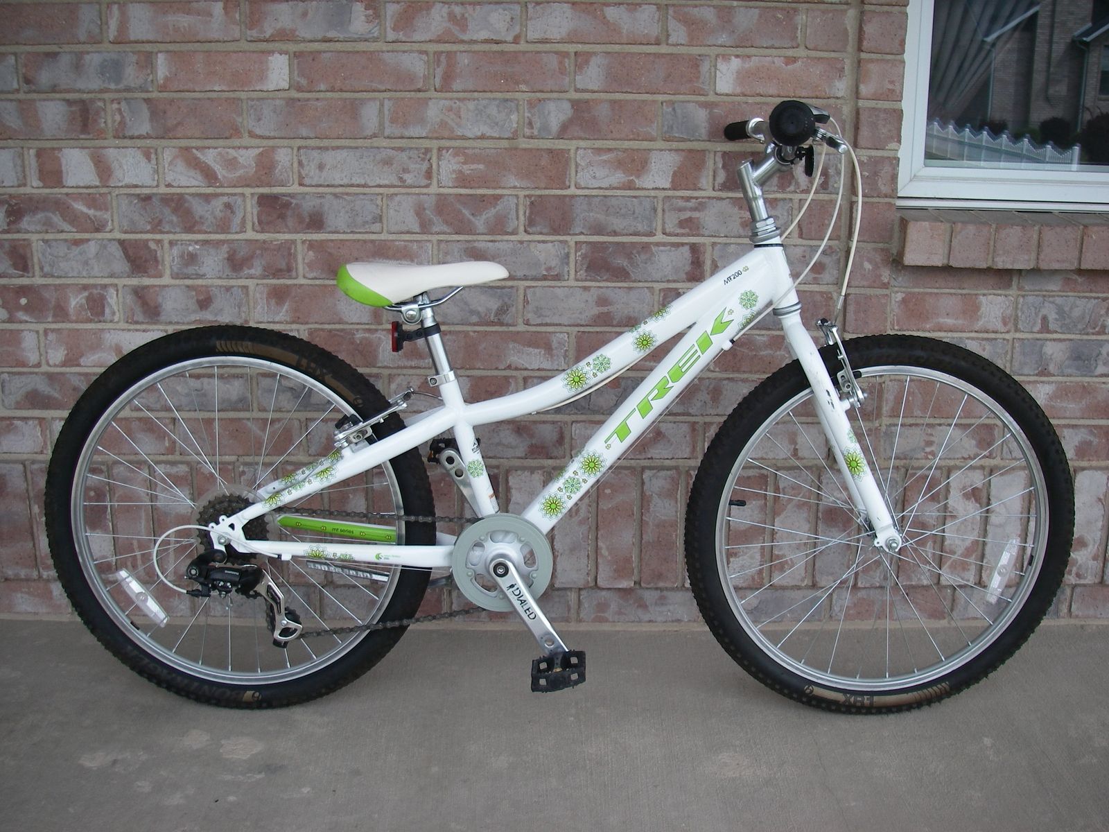 Girls 24” TREK MT 200 Mountain Bike, 7-Speed, V-Brakes, Youth, White / Green, 24 Inch