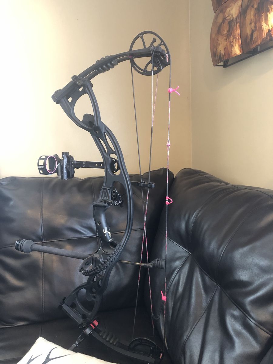 Hoyt Rampage XT Compound Bow - Black with Pink Accents, Right Handed