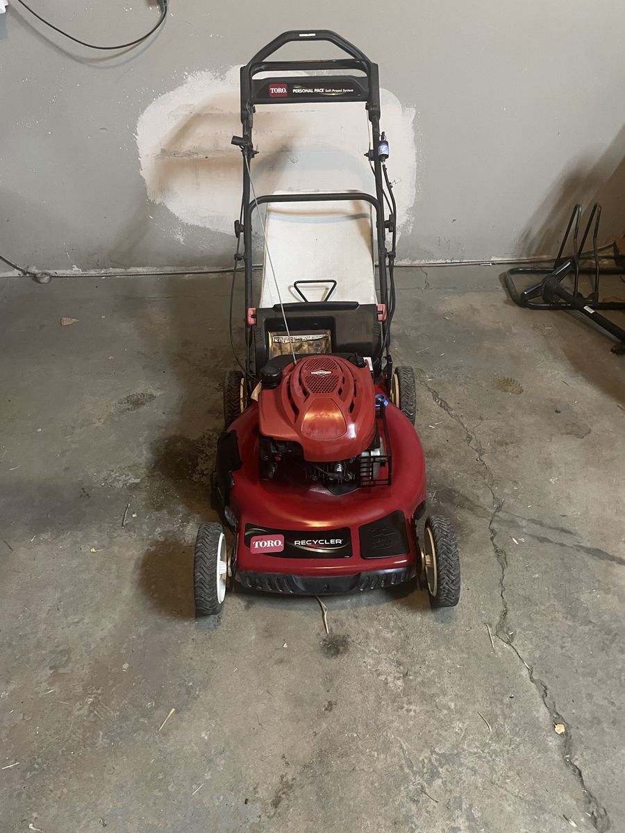 Toro Recycler 22" Personal Pace Self-Propelled Walk-Behind Gas Mower with Bag
