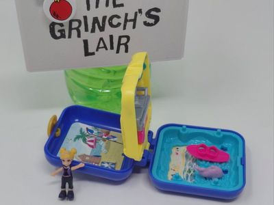 ️ Polly Pocket Beach Squad Compact with Figure