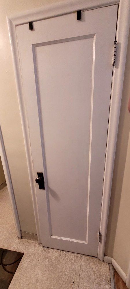 F

emale room for rent in nice Midvale Condo