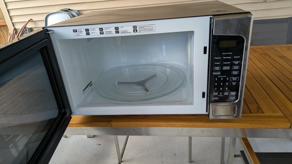 Countertop Microwave with Stainless Steel Accents and Glass Turntable