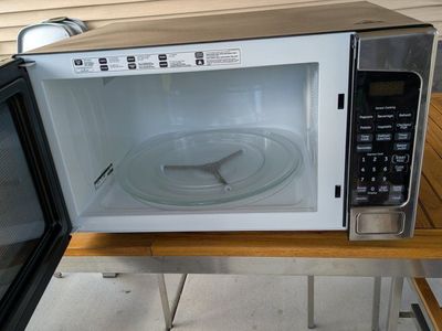 Countertop Microwave with Stainless Steel Accents and Glass Turntable