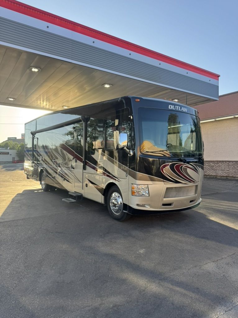 2016 Thor Motor Coach Outlaw