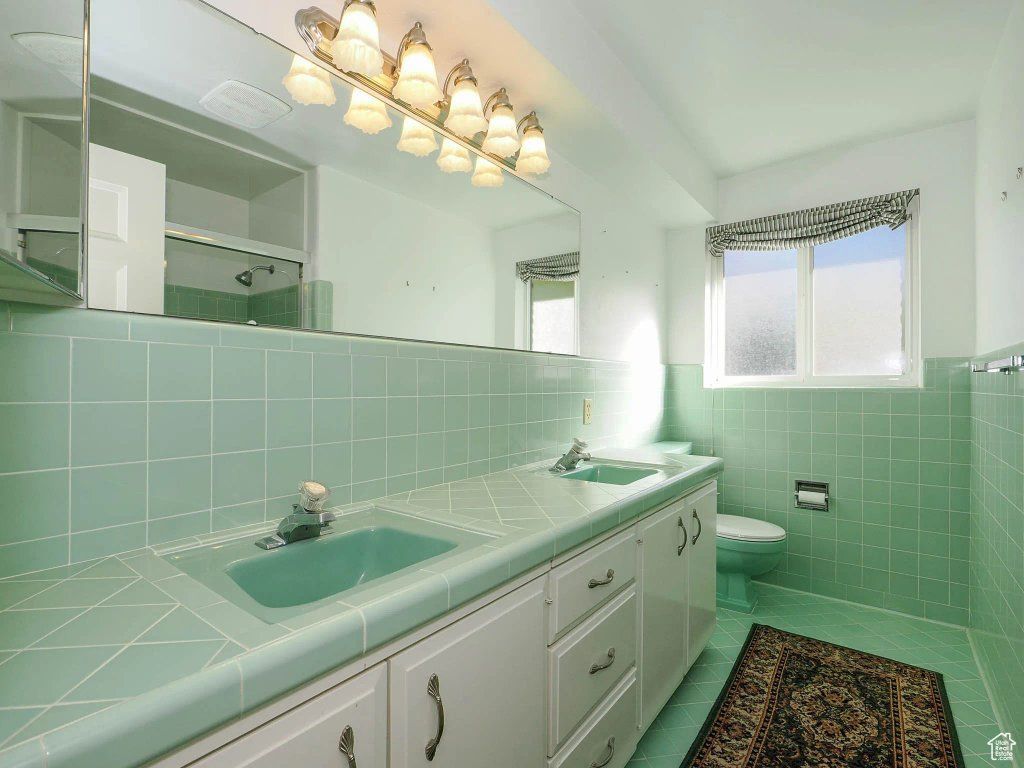 Vintage Mint Green Bathroom Set – Toilet + 2 Matching Sinks (American Standard)