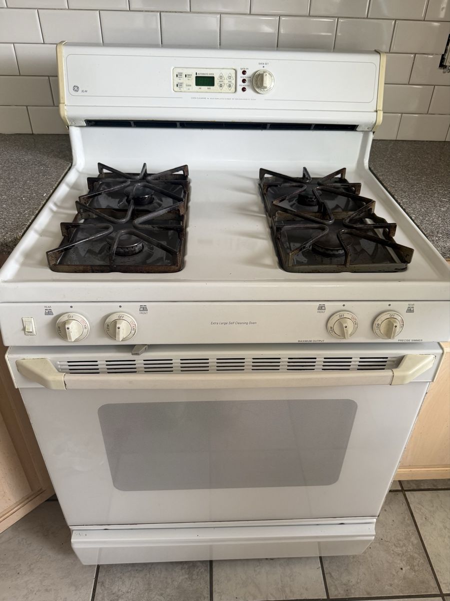 GE Gas Oven w/ 4-Burner Range