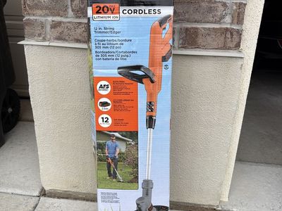 Black + Decker 20V MAX Cordless 12 in. String Trimmer / Edger LST300