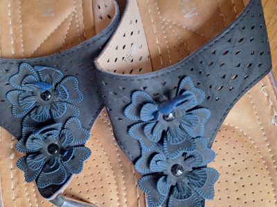 YASIRUN Women's Black Leather Floral Thong Sandals - Size 9