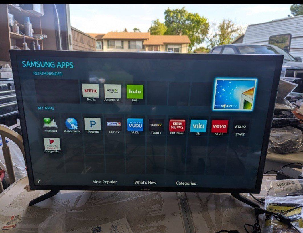 32in Samsung Smart TV DC 12 volts for RV or van. Including wall mount.