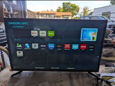 32in Samsung Smart TV DC 12 volts for RV or van. Including wall mount.