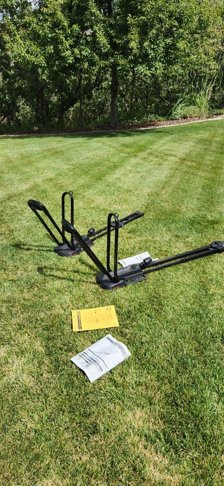 2 Yakima Highroad Upright Bike Rack