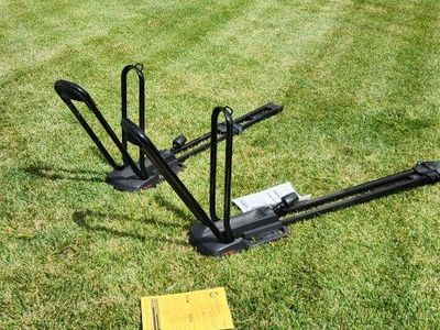 2 Yakima Highroad Upright Bike Rack