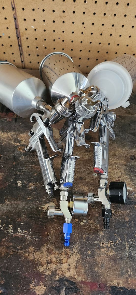 Automotive refinishing spray guns