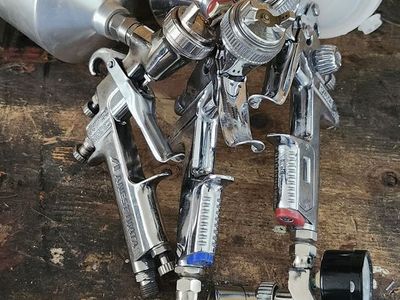 Automotive refinishing spray guns