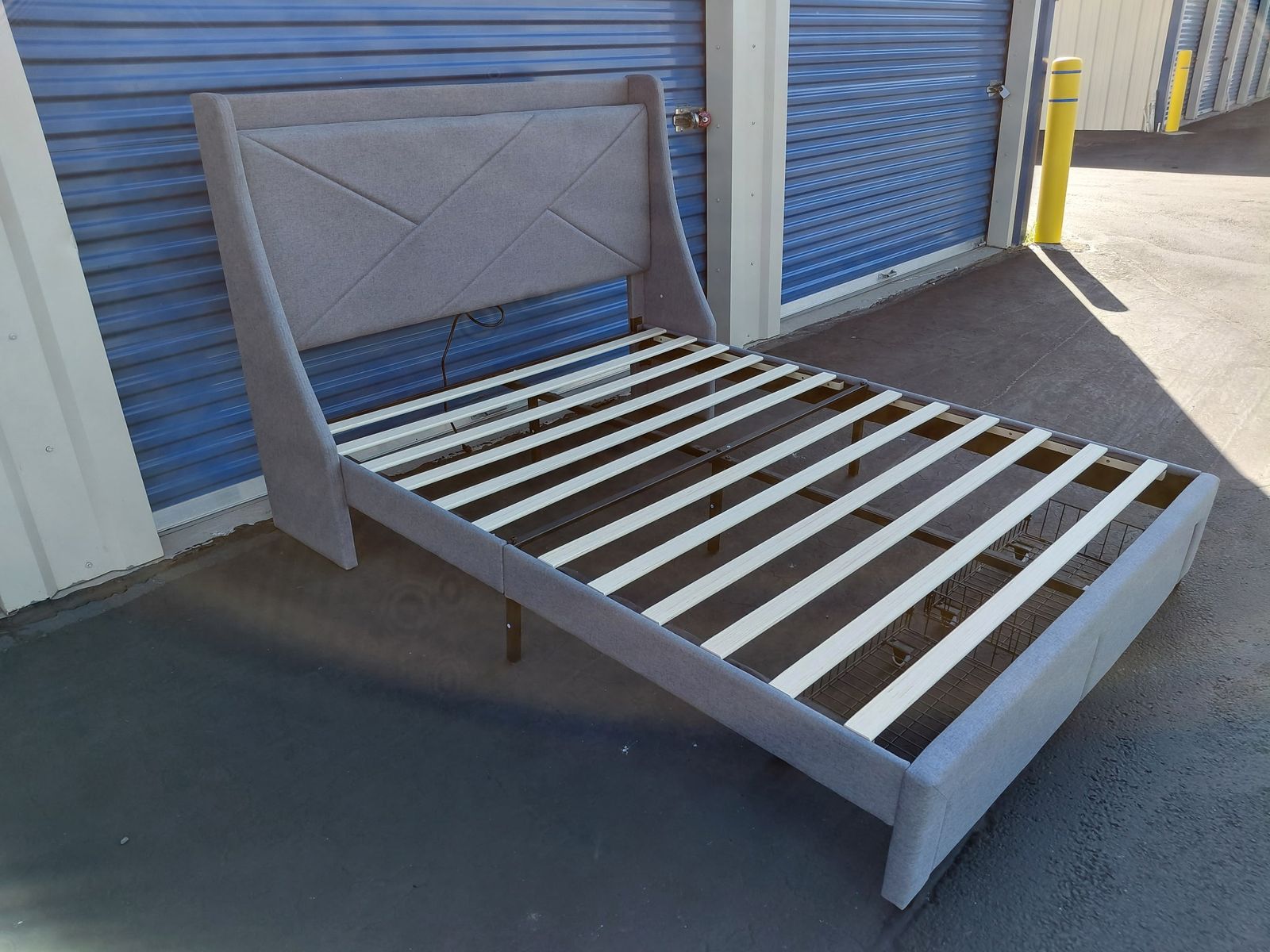Modern Queen Tufted Bed With Drawers