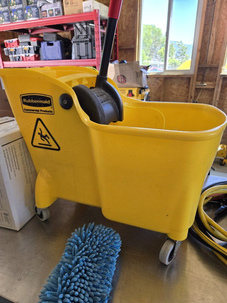 Rubbermaid Commercial Products Yellow Mop Bucket & Wringer with Wheels - Used