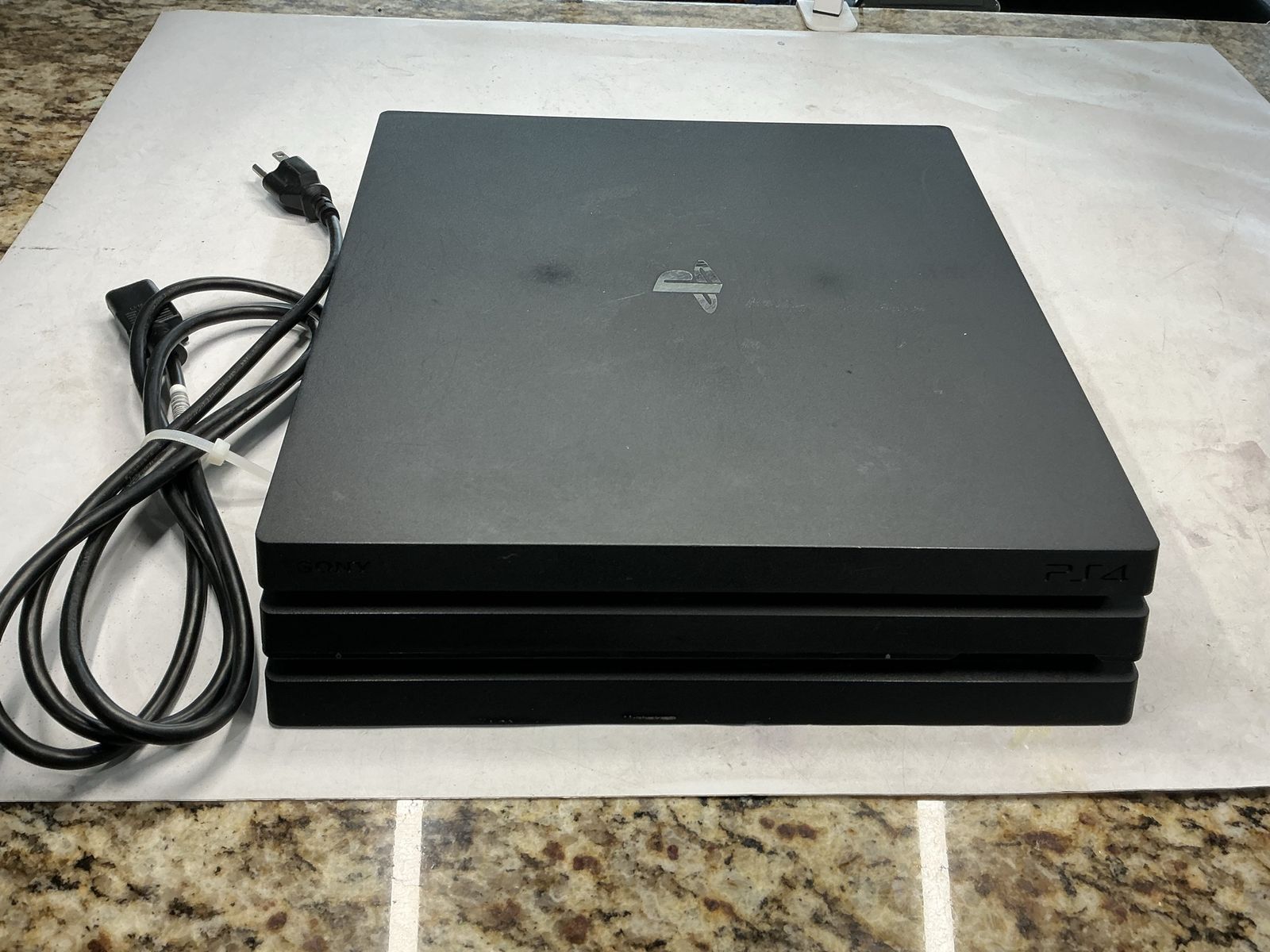 Sony Playstation 4 PS4 PRO S E75011298
