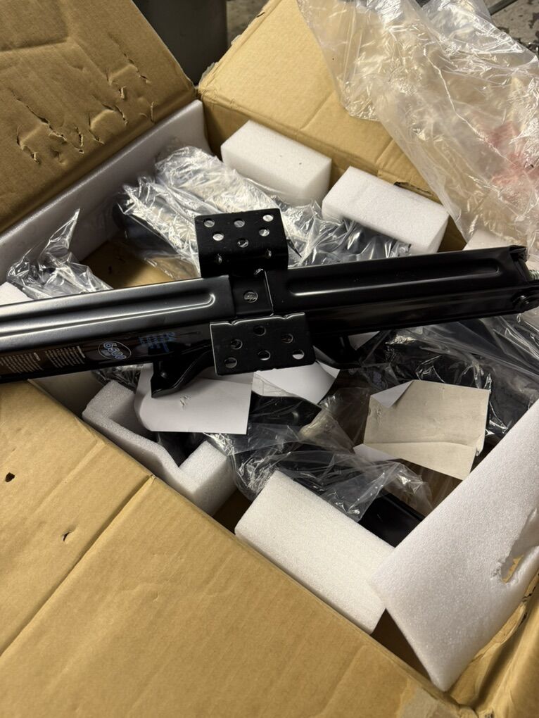 Leveling 4 scissor Jack 6500 Pounds. 24 In