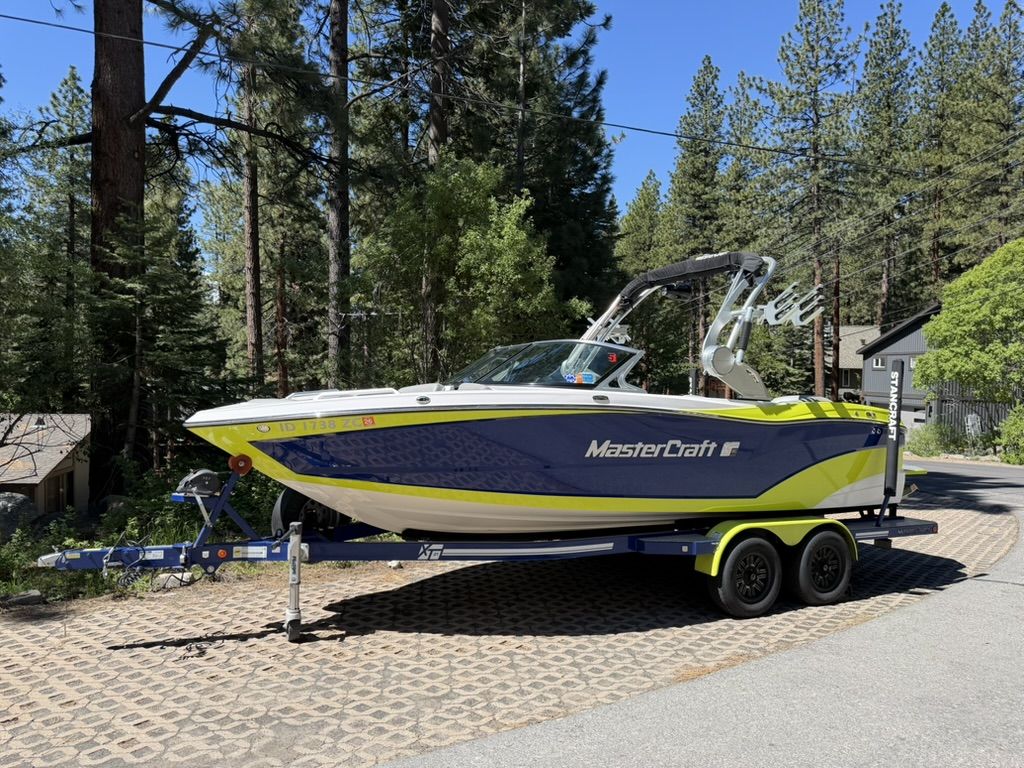 2017 Mastercraft XT21 Wake Surf Boat