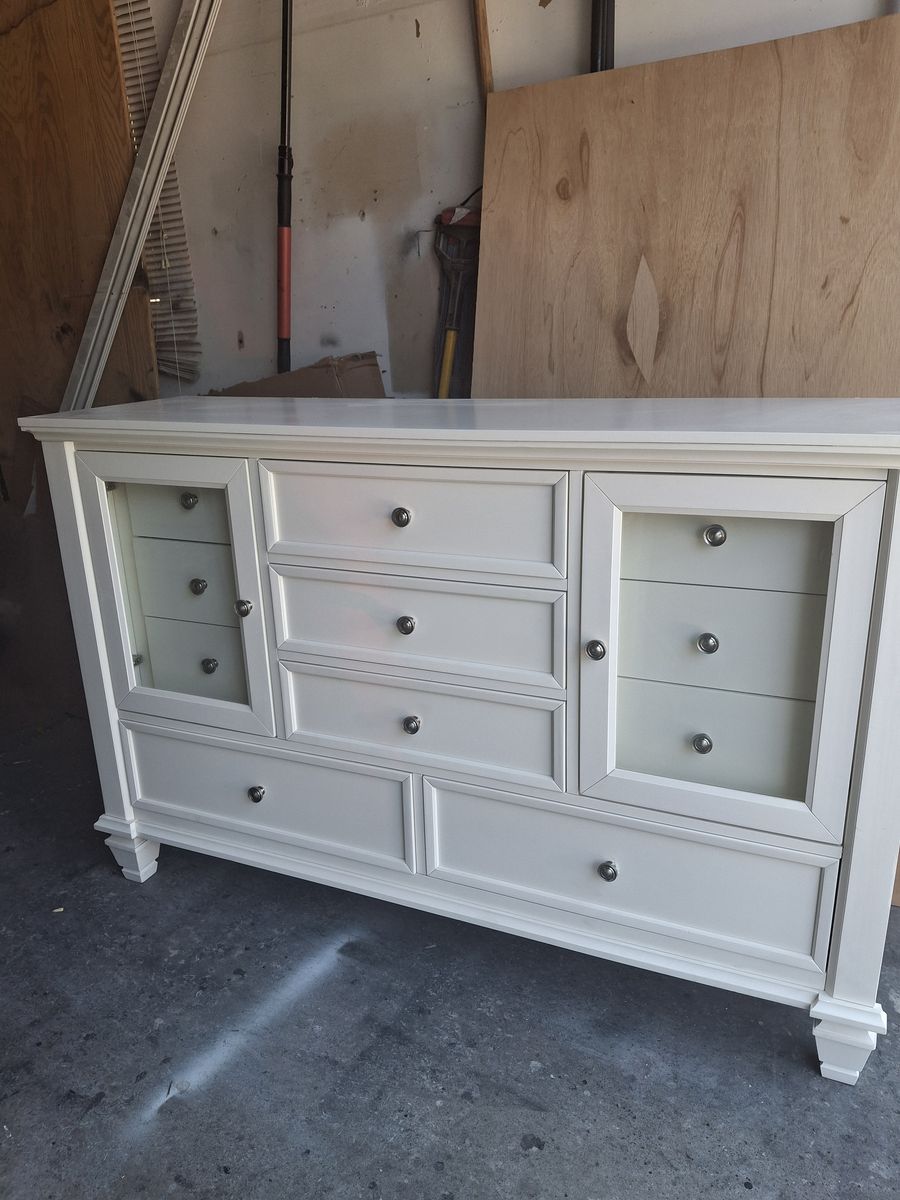 high end/gorgeous white pine wood 11 drawers