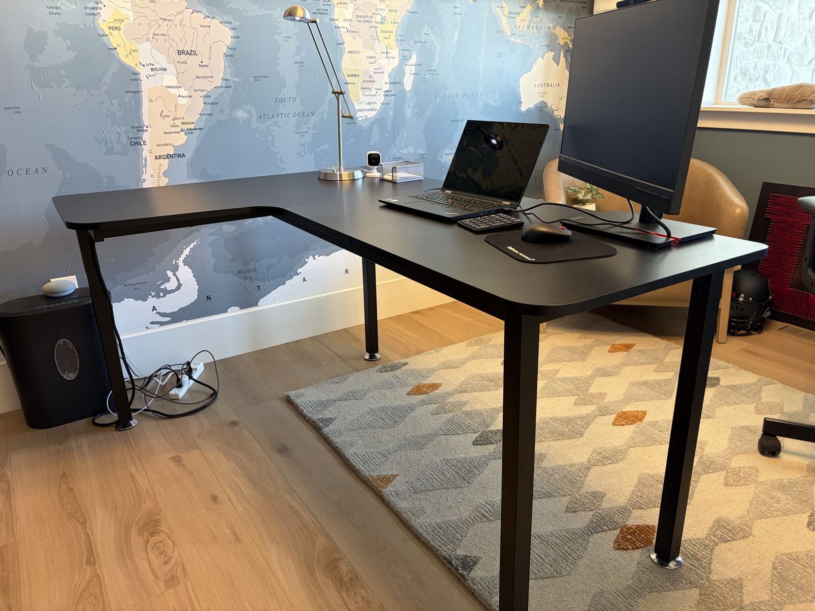 Black Desk