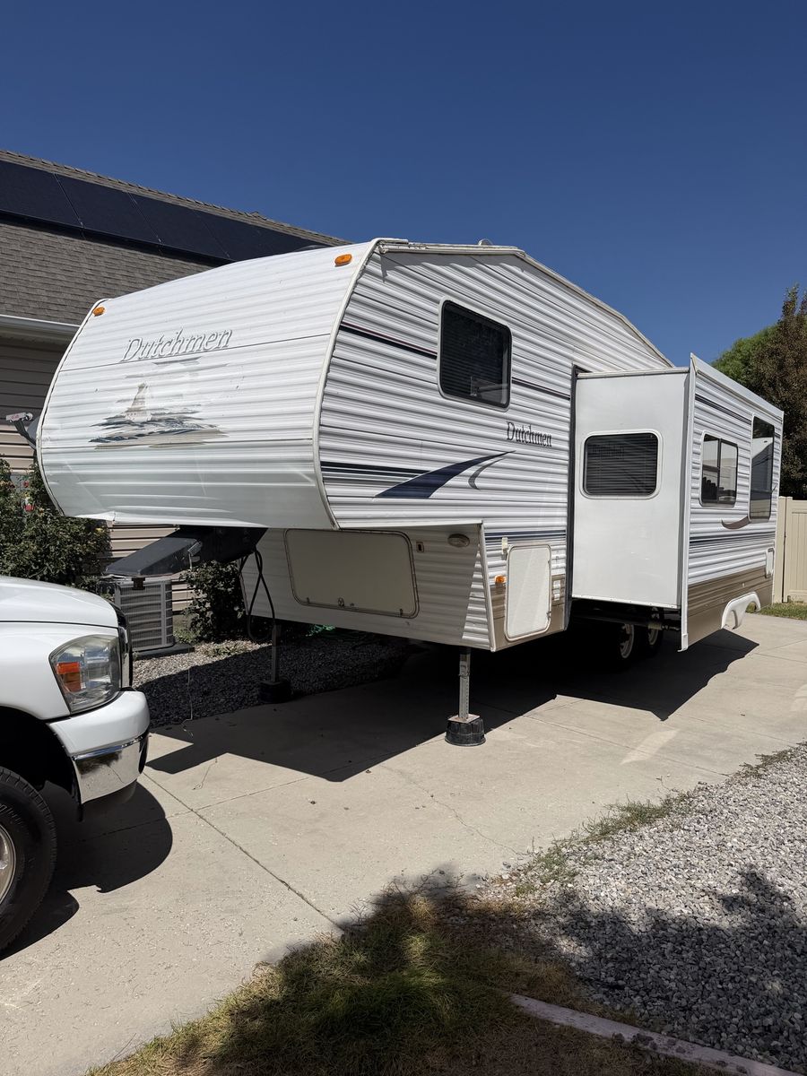 2007 Dutchman classic 5th wheel 27’ 