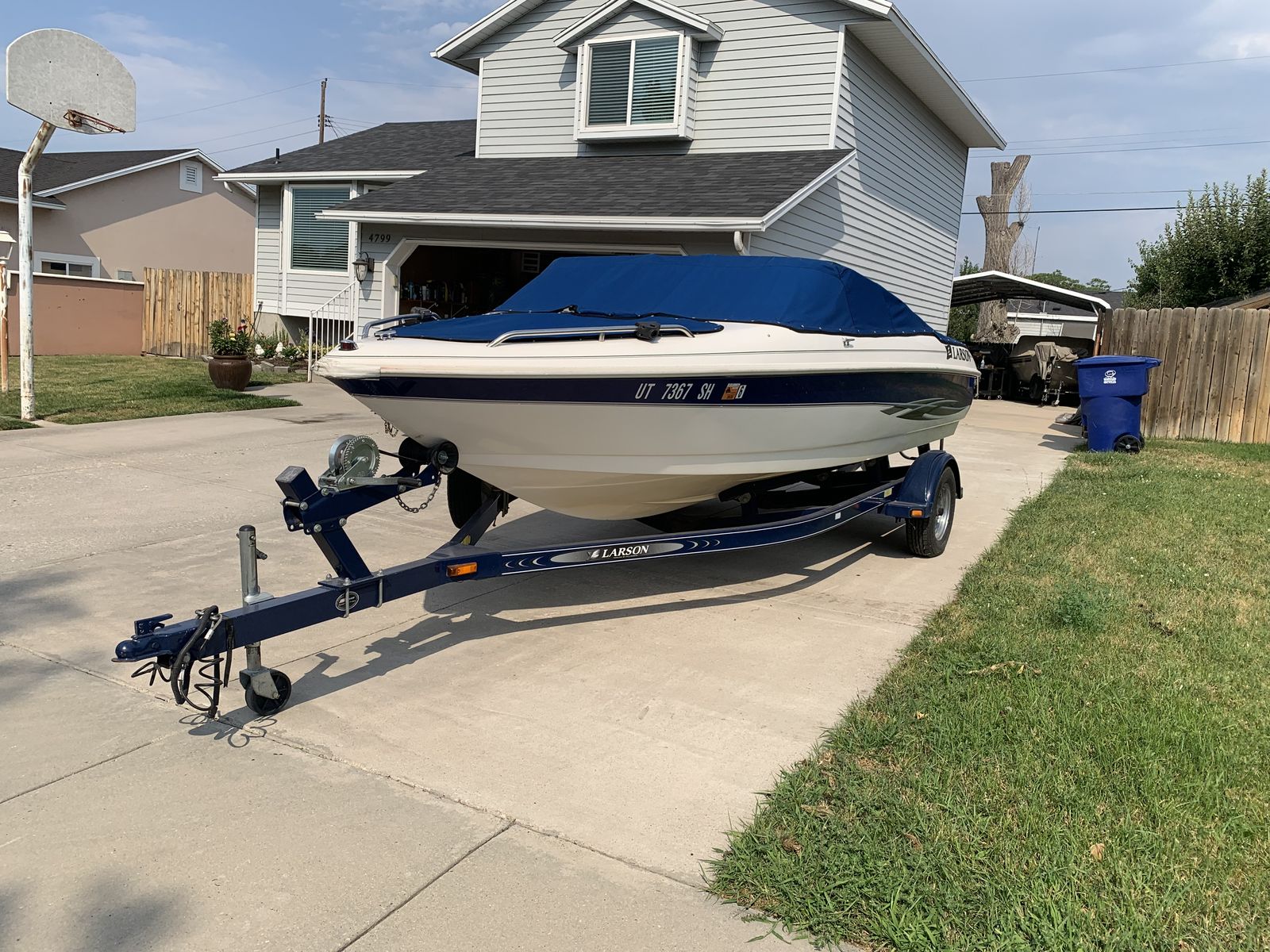 17 footer 2000 Larson boat