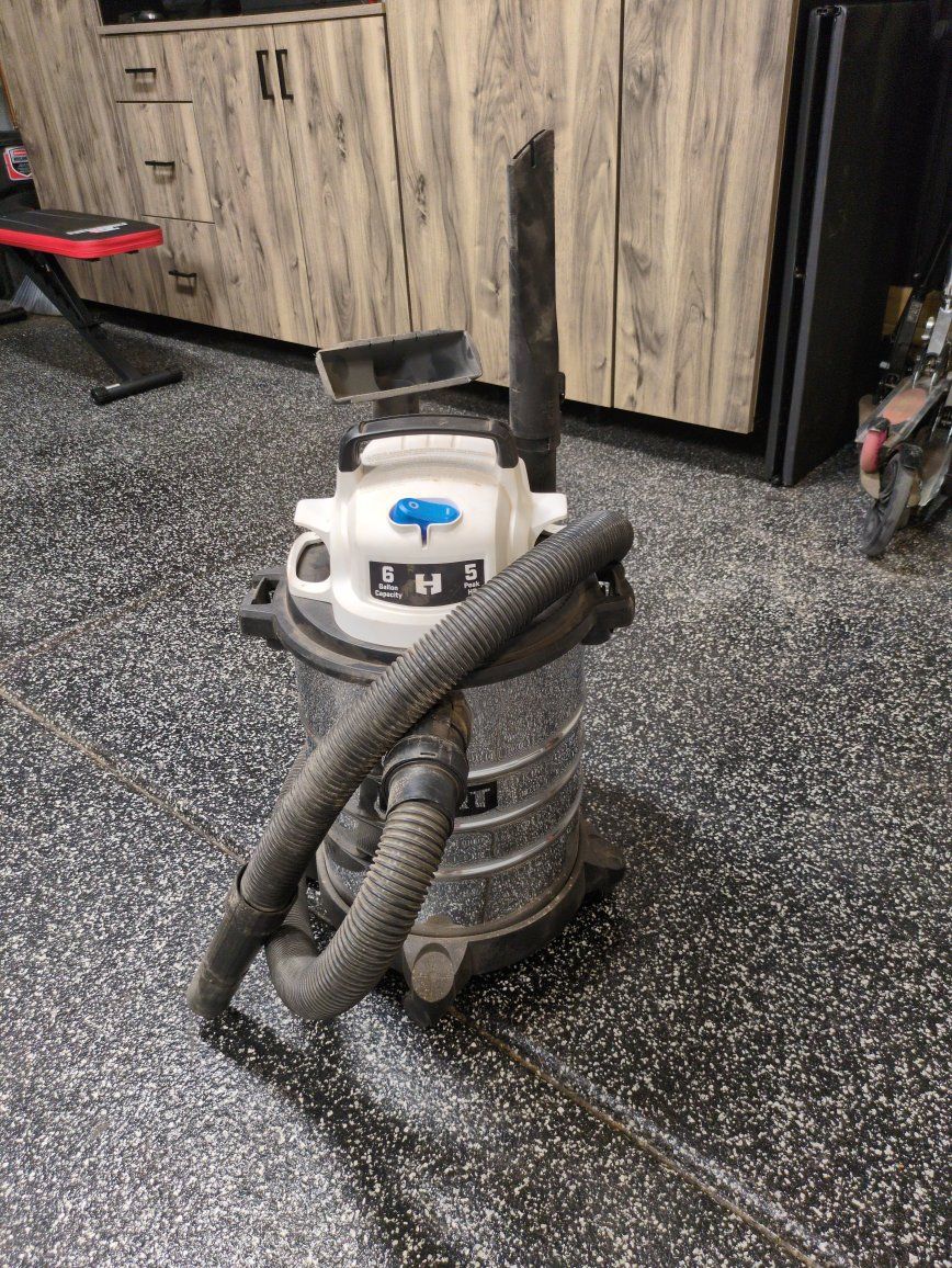 Hart 6 Gallon 5 Peak HP Wet/Dry Shop Vacuum with Attachments