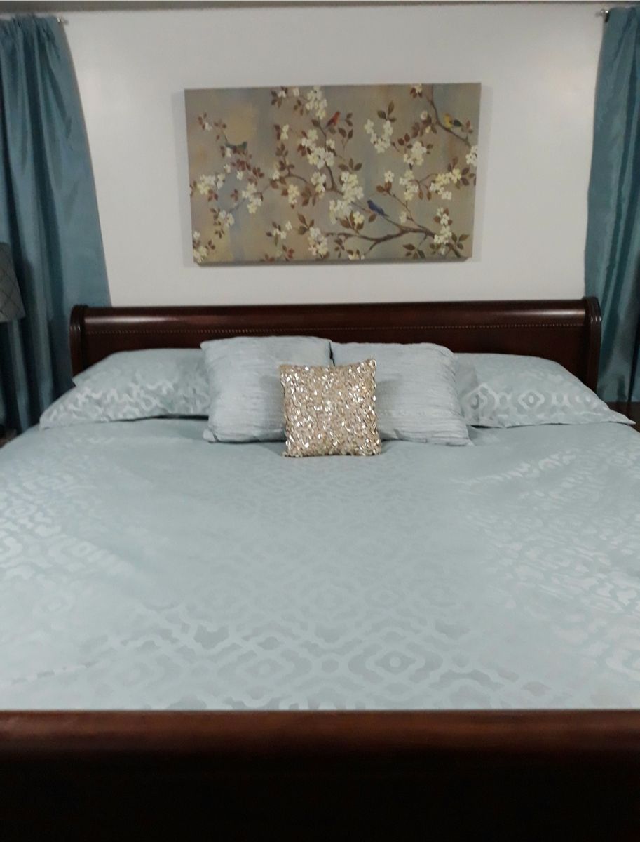 Beautiful, like-new, king comforter set