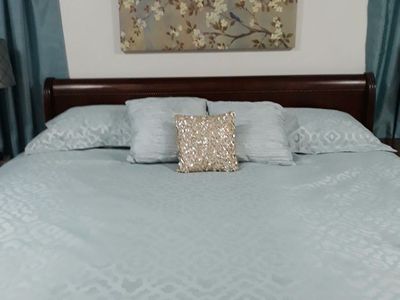 Beautiful, like-new, king comforter set