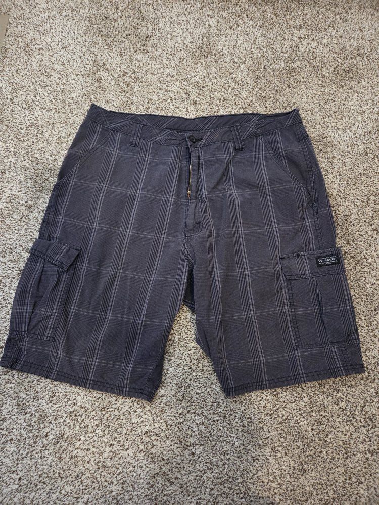 Wrangler Men's Plaid Cargo Shorts - Size 38- Gray/Black