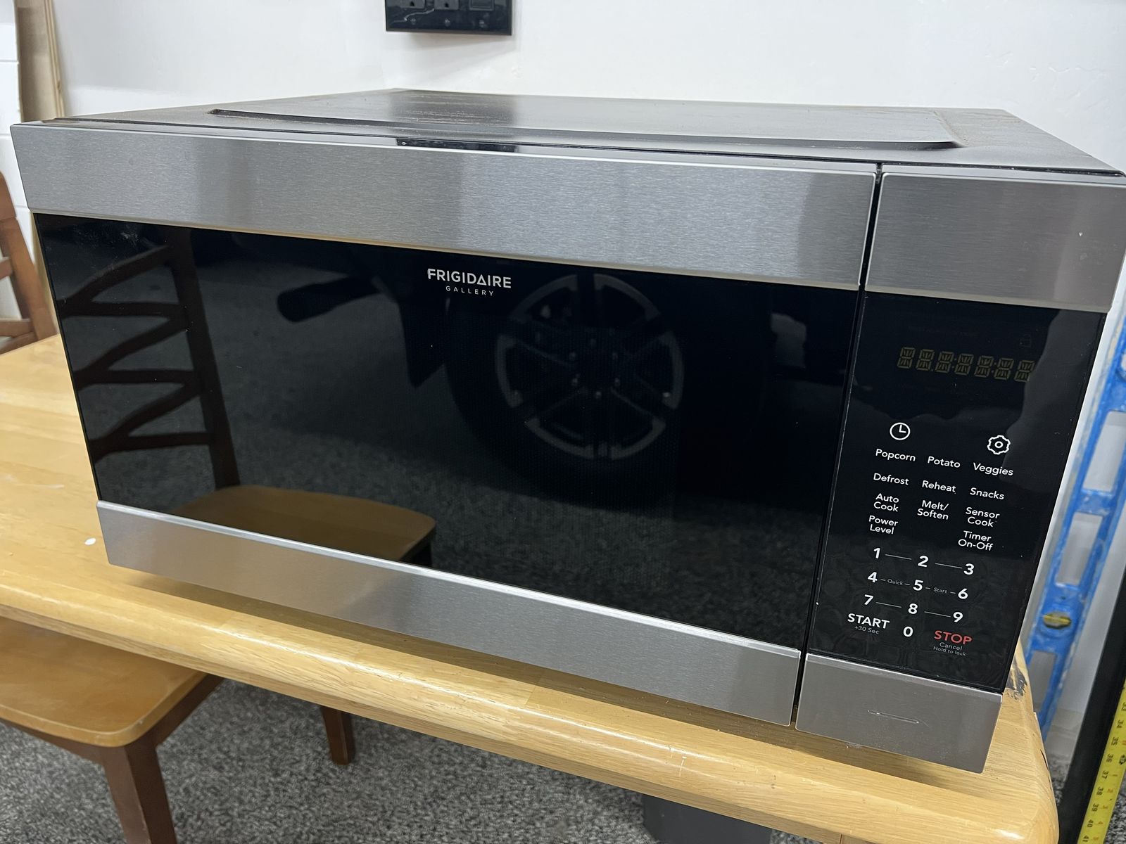 Frigidaire Gallery 2.2 Cu. Ft. Built-In Microwave (broken)