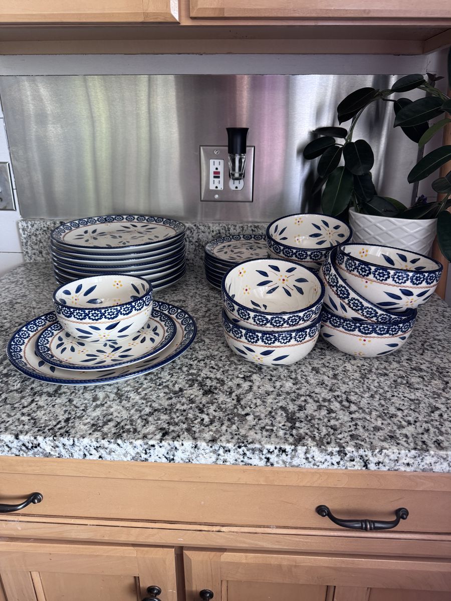 Temptations Dinnerware for 8