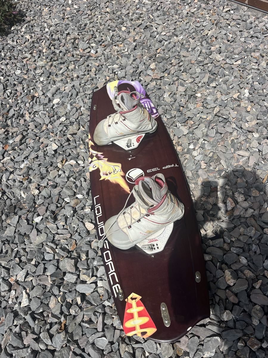 Liquid  force Wakeboard Trip 133 CM, with large bindings, six fins that are removable if needed. Check pictures for more details