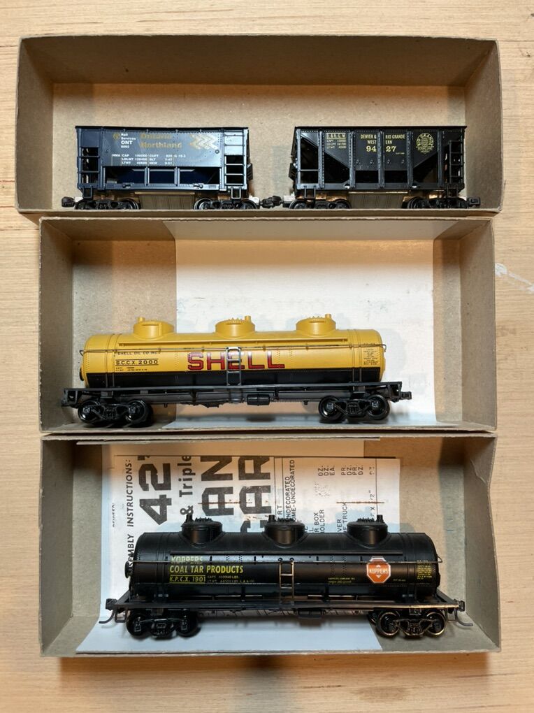 Lot Of 4 HO Scale Freight Cars Athearn & Roundhous