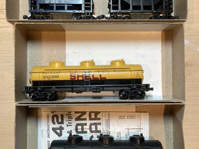 Lot Of 4 HO Scale Freight Cars Athearn & Roundhous