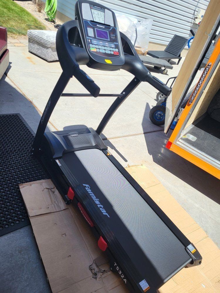 Famistar T532A Folding Treadmill 5.1HP w/Incline **