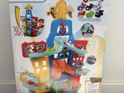 Marvel Spidey and His Amazing Friends Amazing Metals City Track Set - 24 in Tall with 6 Vehicles