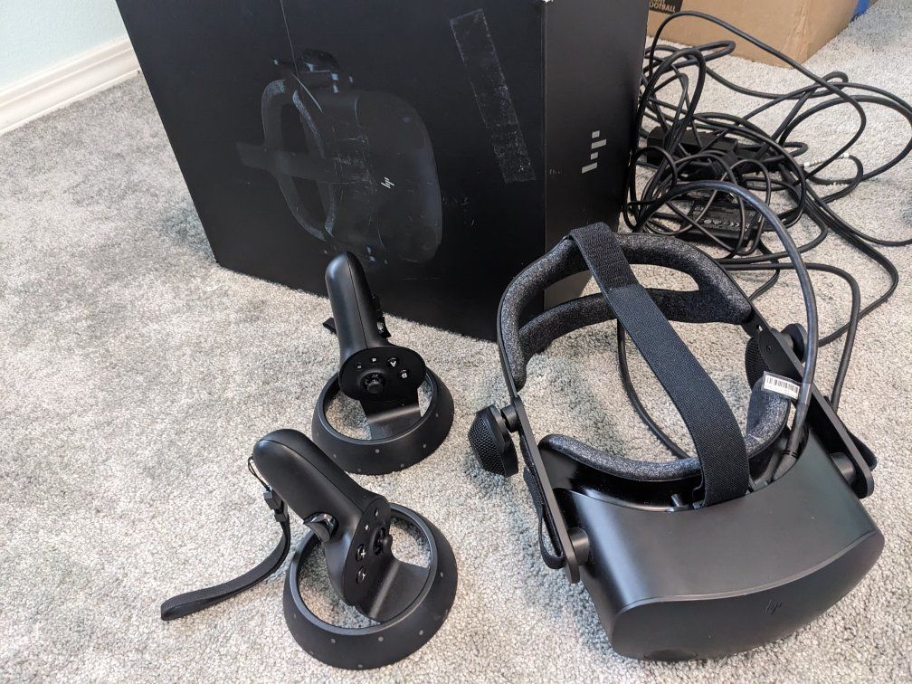 HP Reverb G2 Virtual Reality Headset w Controllers