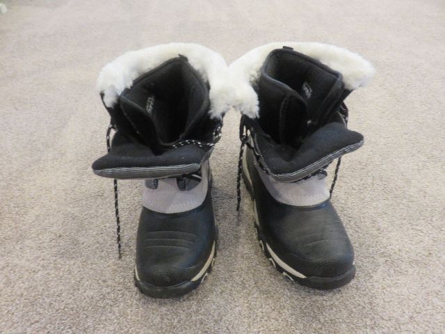 BRAND NEW AND NEVER WORN WOMEN SIZED 9 SNOWBOOTS MADE BY RANGER - WITH THINSULATE INSULATION ON INSIDE OF BOOT