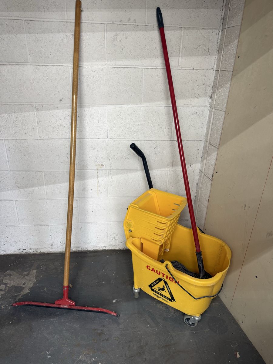 Commercial Mop Bucket Wringer Combo w/ Mop & Squeegee