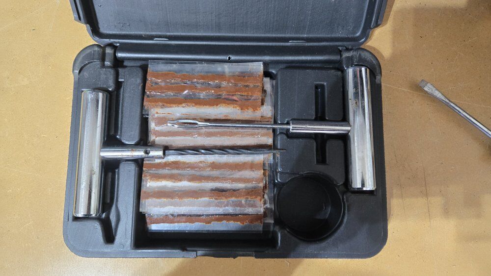 Tubeless tire repair kit