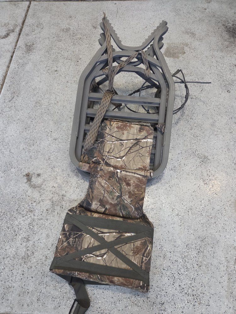 New Camo Hunting Tree Stand & Seat - climbable and Portable Deer Stand for Outdoor Hunting