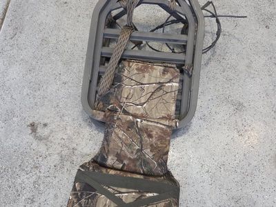 New Camo Hunting Tree Stand & Seat - climbable and Portable Deer Stand for Outdoor Hunting