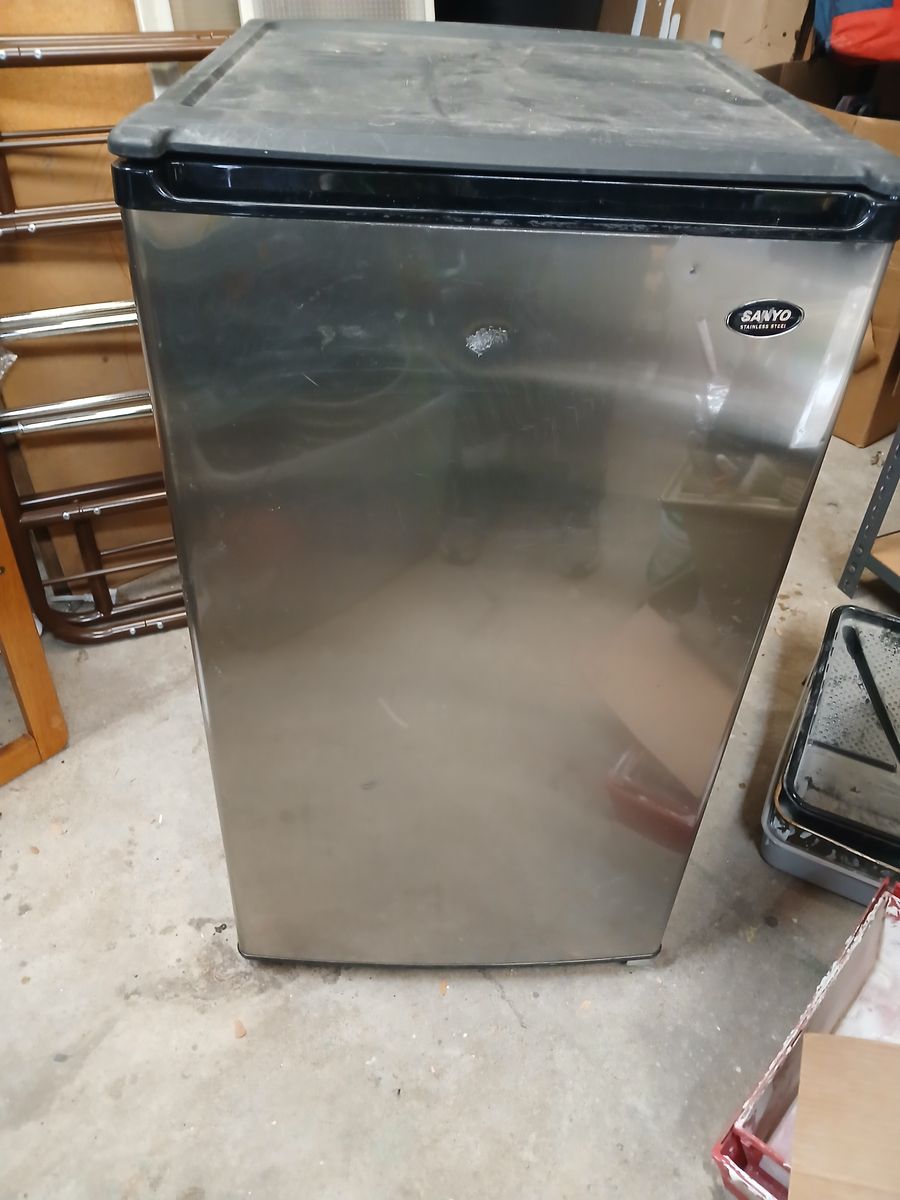 Sanyo Mini fridge/ w freezer