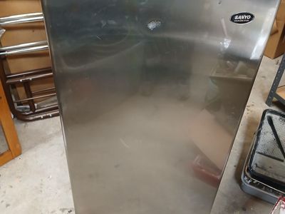Sanyo Mini fridge/ w freezer