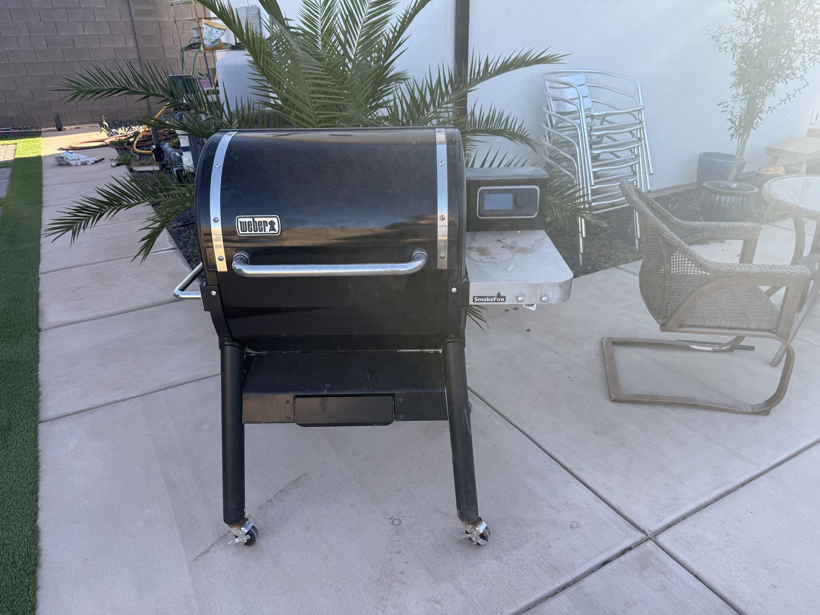 Like New Weber Bluetooth SmokeFire Pellet Smoker