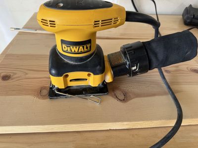 DEWALT D26441 1/4 Sheet Palm Grip Orbital Sander with Dust Bag