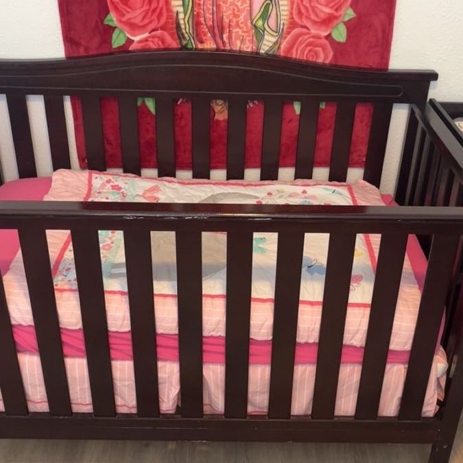 Baby crib + changing table